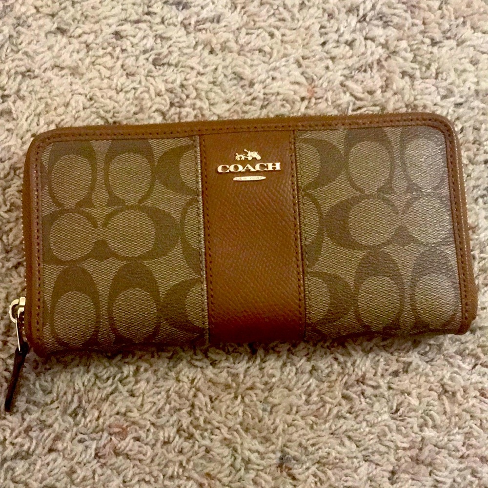 COACH ZIP WALLET IN SIGNATURE COATED CANVAS WITH LEATHER STRIPE LIGHT GOLD/KHAKI